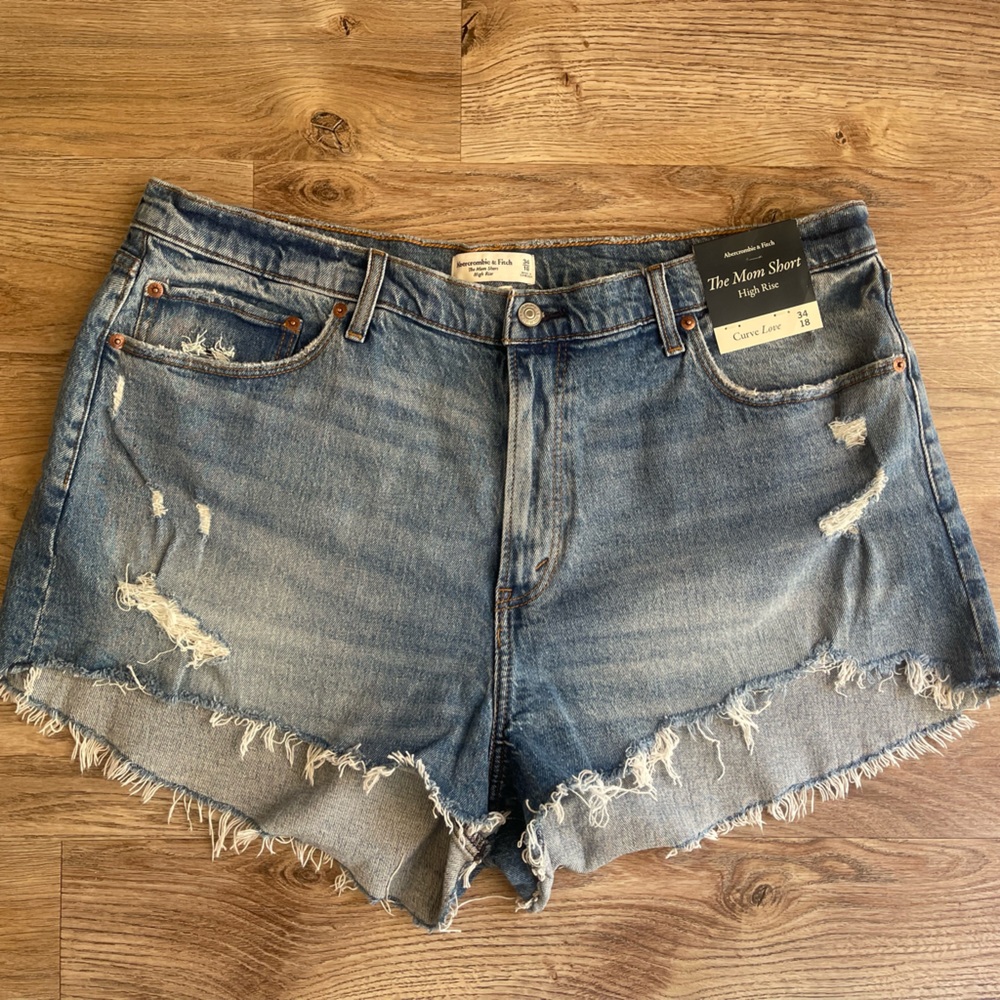 NWT Abercrombie Curve Love Mom Short  size 18/34